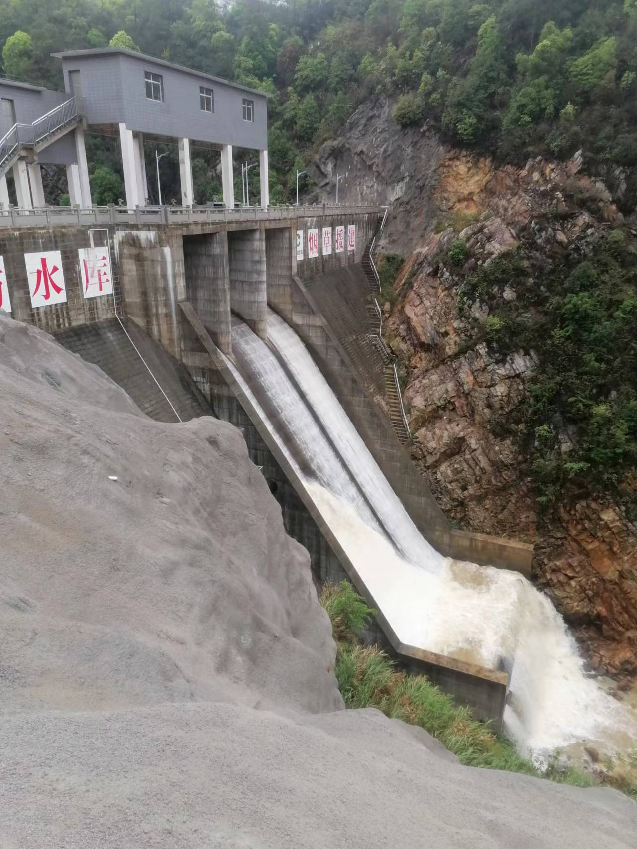 福建上杭新坊水库泄洪